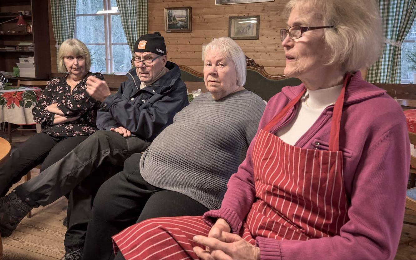 Nöjda medlemmar i Hajoms hembygdsförening vilar benen efter dagens julmarknad.