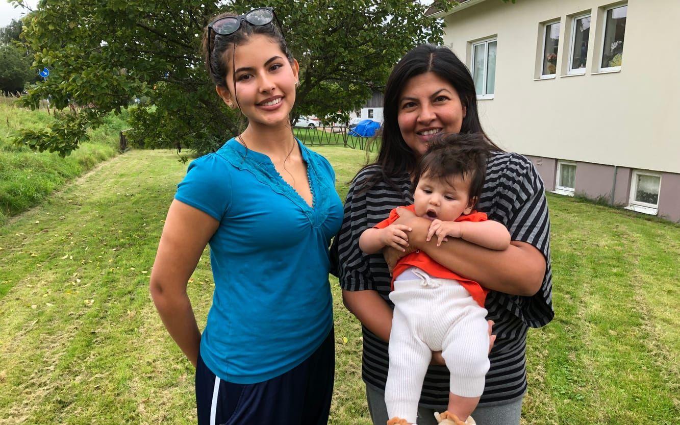 Isabella Gonzalez Rendon står utanför sitt hem i Örby tillsammans med mamma Patricia Rendon och lillebror Matteo.