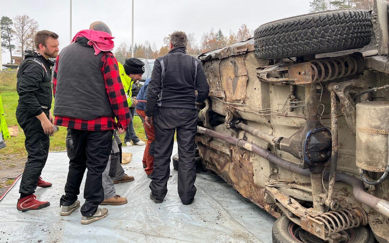 Vid lite svårare problem är en lösning att vända på bilen och dra fram kofoten. 