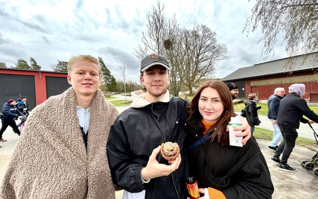 Olle Arveros, Emil Arveros och Linnea Andersson hade tagit sig till naturbruksgymnasiet för att titta på korna. 