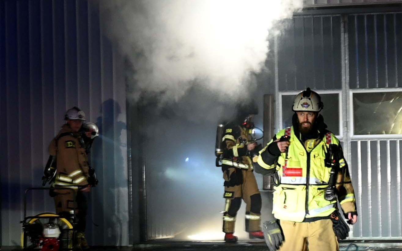 Flera stationer på plats och släckte ett garage i Öxabäck. Skyttar togs in för att undanröja explosiva gasflaskor.