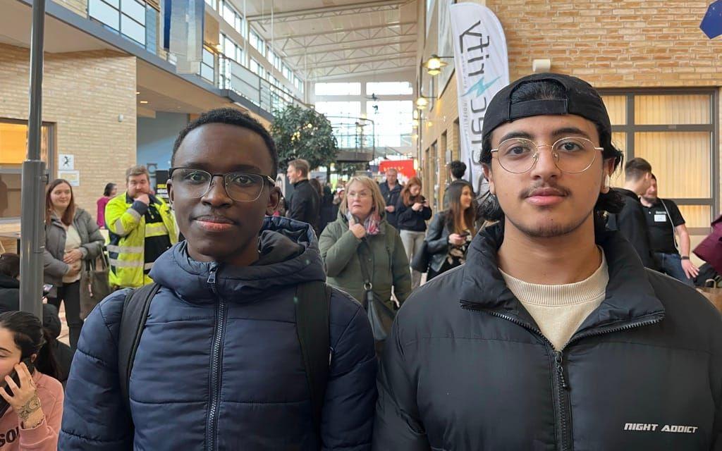 Gadi Akimana och Alzubair Alameri ska jobba inom äldreomsorgen men ville ändå kolla in utbudet.