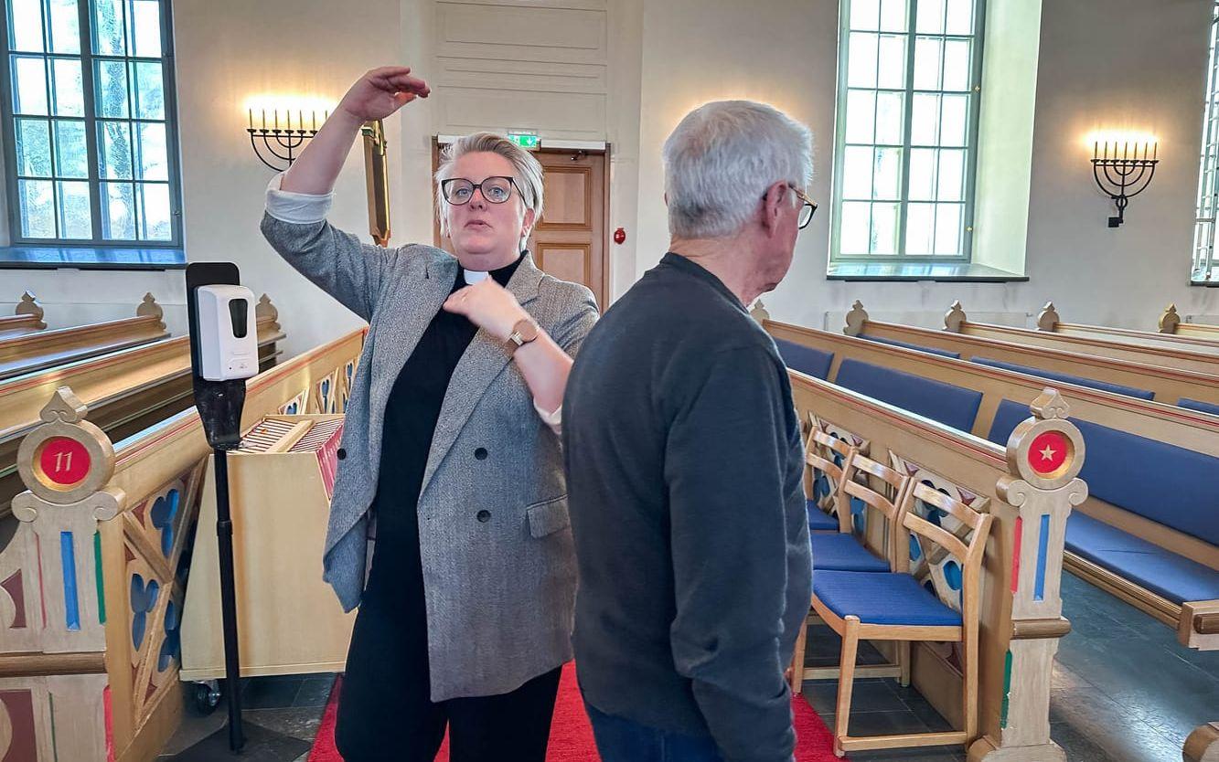 Ann-Sofie Fång Lindholm demonstrerar höjden i den främre delen av kyrkan som lämnas orörd.