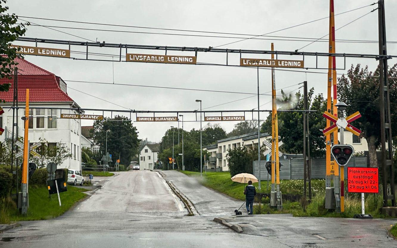 Runt om i Fritsla finns skyltar vid övergångar om avstängningen.