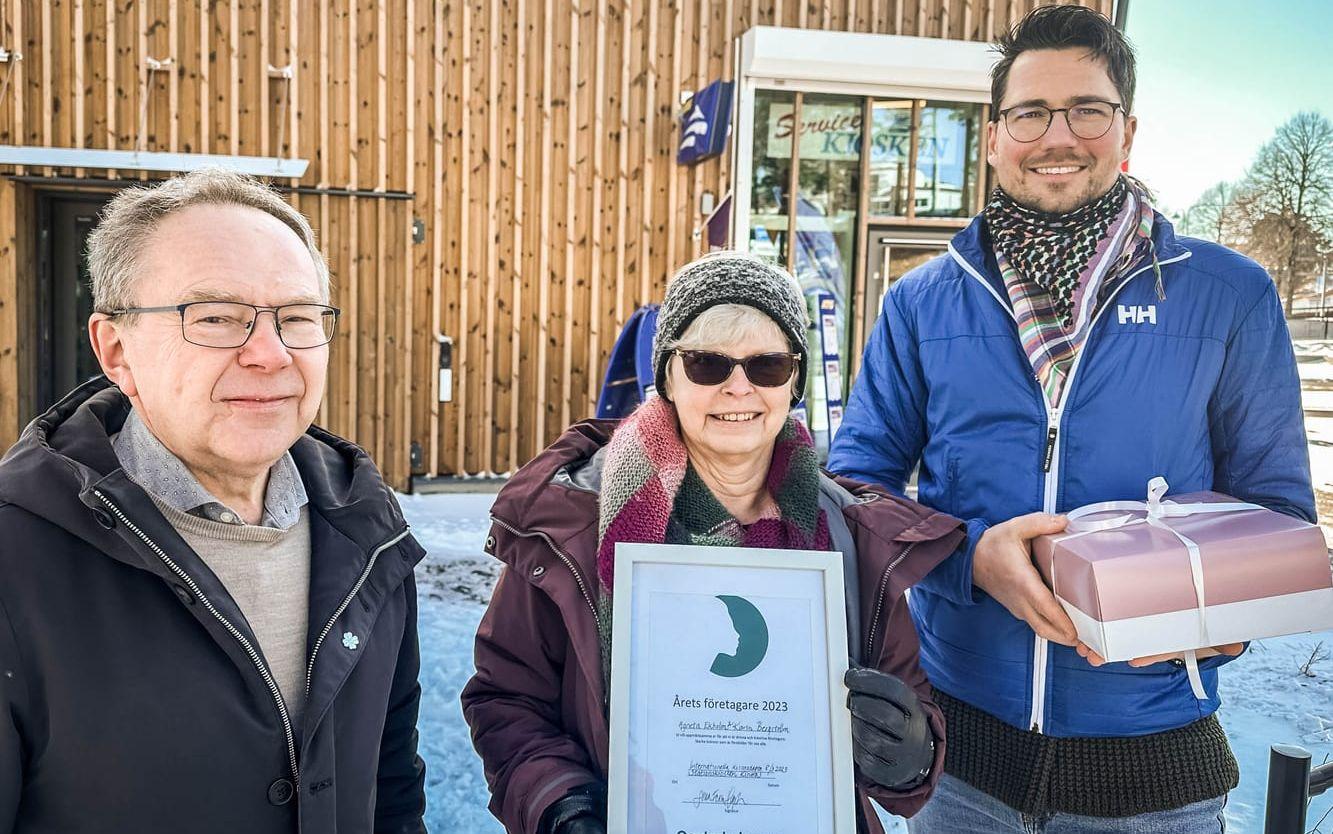  Leif Sternfeldt, Anna-Lena Gunnarson och Daniel Sternfeldt uppvaktade Stationskiosken.