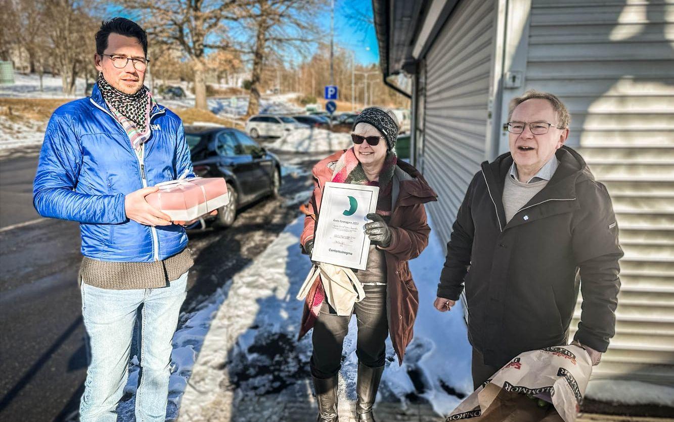 Leif Sternfeldt, Anna-Lena Gunnarson och Daniel Sternfeldt uppvaktade för Centerkvinnorna.