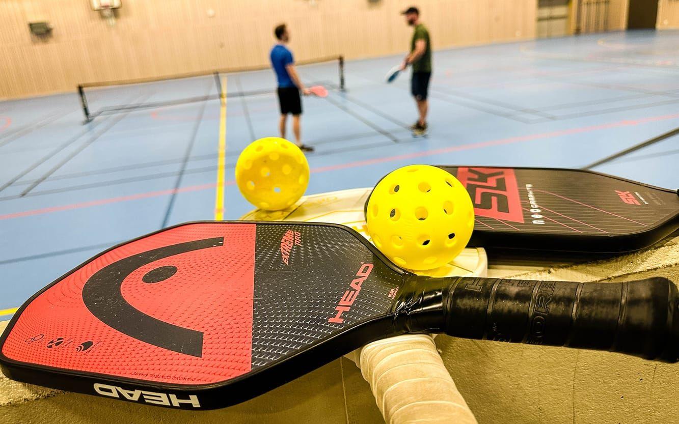 Pickleball spelas med kantigt slagträ och bollar liknande de i bandy men med en annan hårdhet och textur.