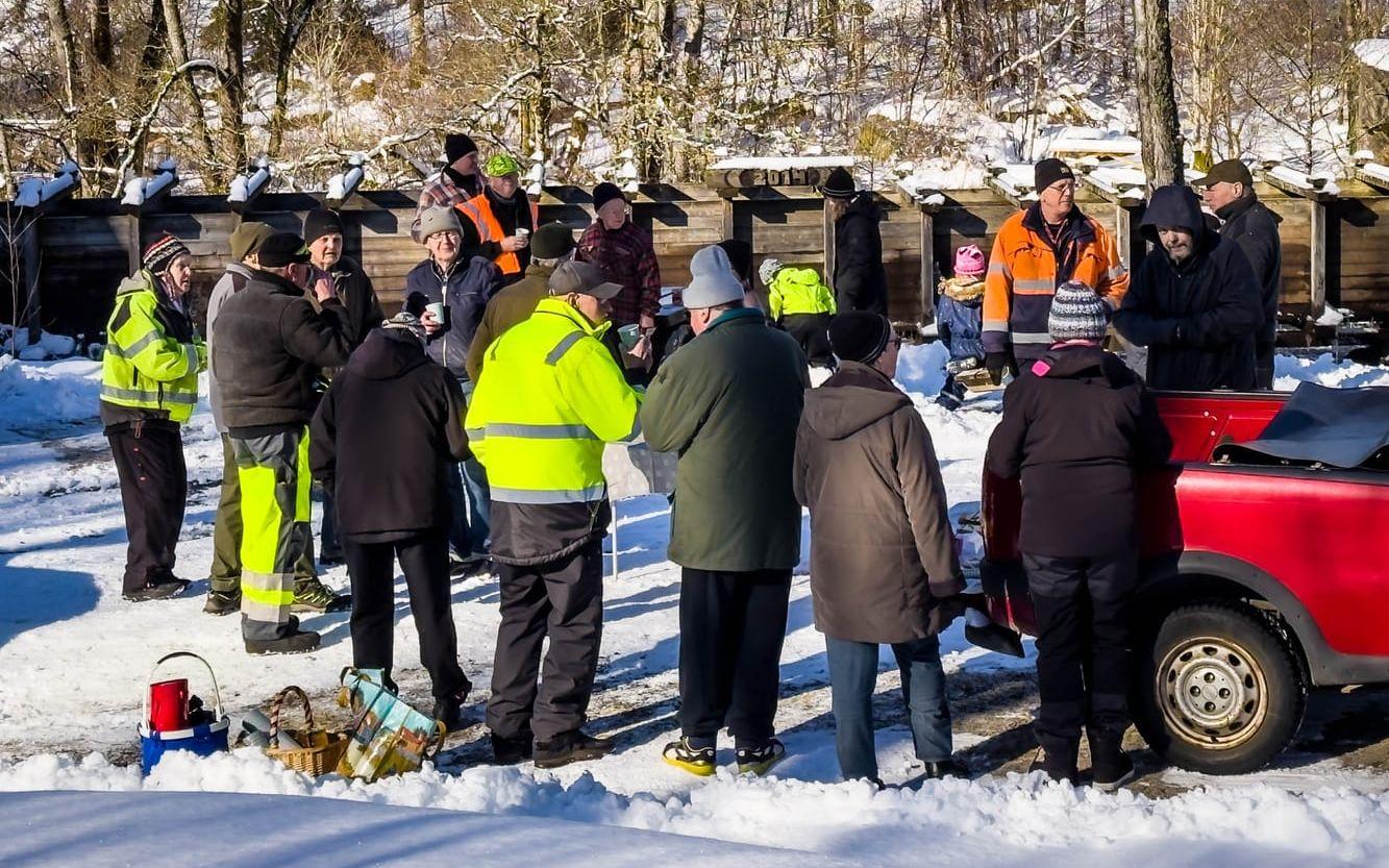 Fullt på tunet under fikapausen  i Brokvarn.