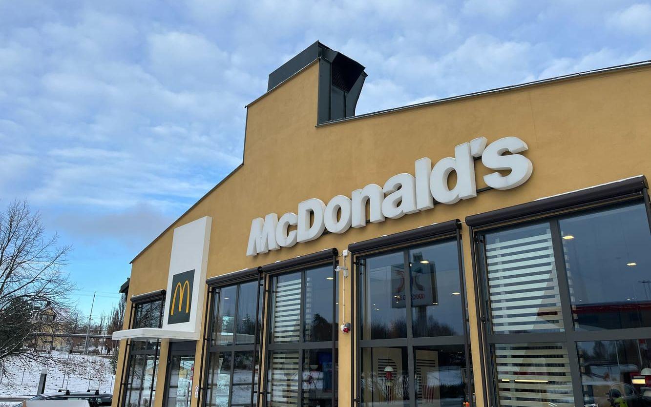 Den grova misshandel som de två unga kvinnorna nu står åtalade för ägde rum på McDonalds i Kinna i början av september i år.