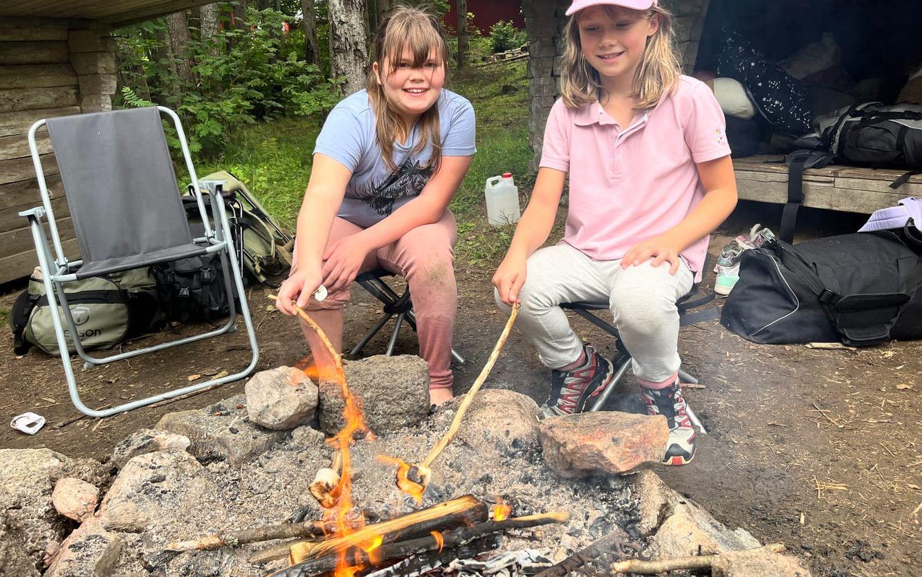 Izabelle Ljunge och Lisette Nyman testar att grilla marshmallows.