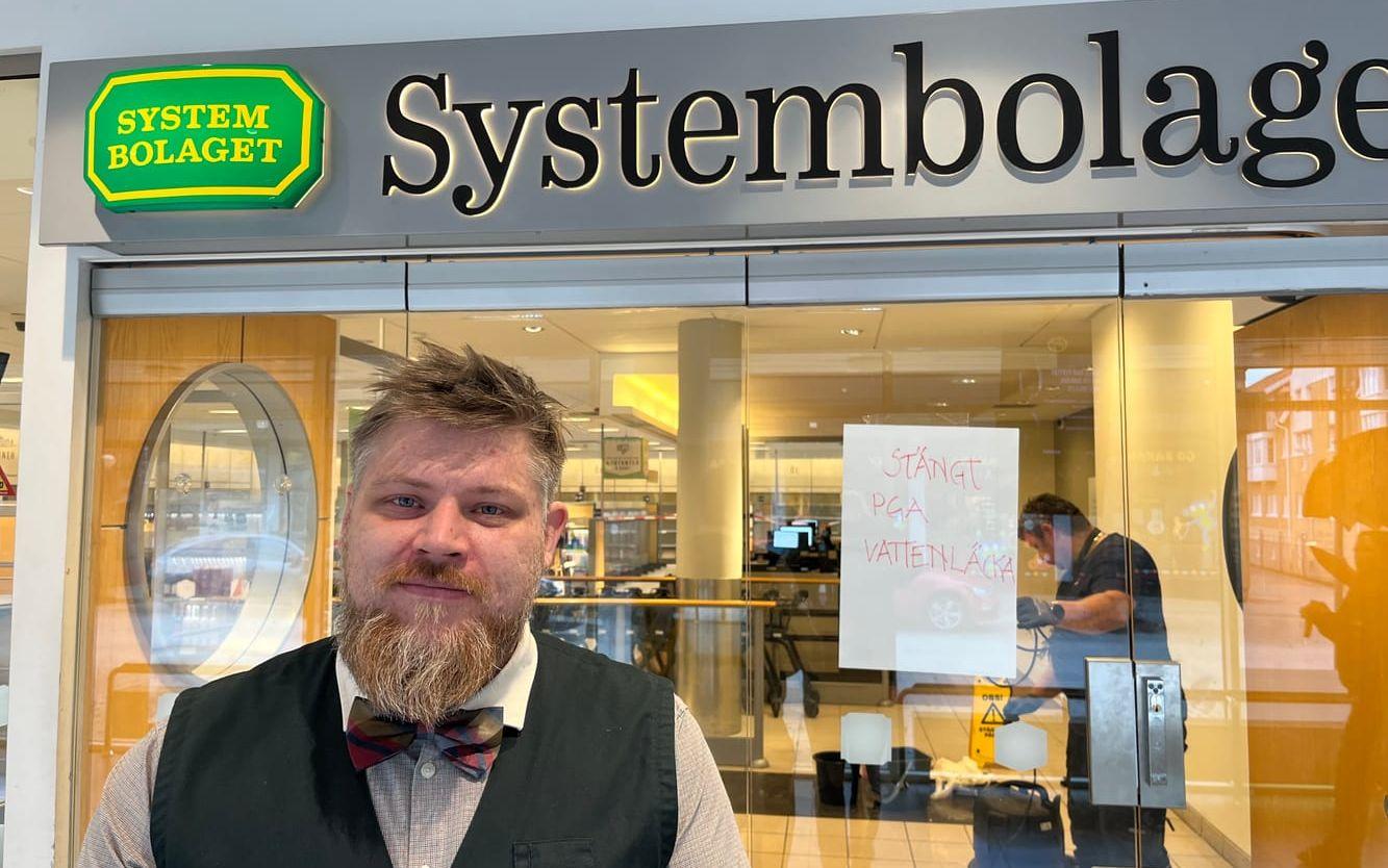 Mattias Franzén, säkerhetsansvarig på Systembolaget i Kinna, tvingas mota bort kunder på grund av den säkerhetsbrist vattenläckan innebär. 