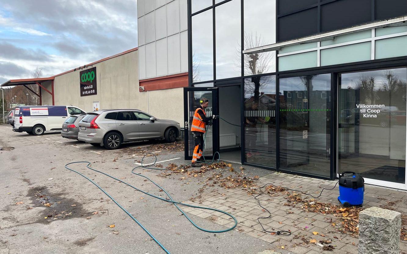 Vattenläckan har skett i något av rören ovanför Systembolaget. 