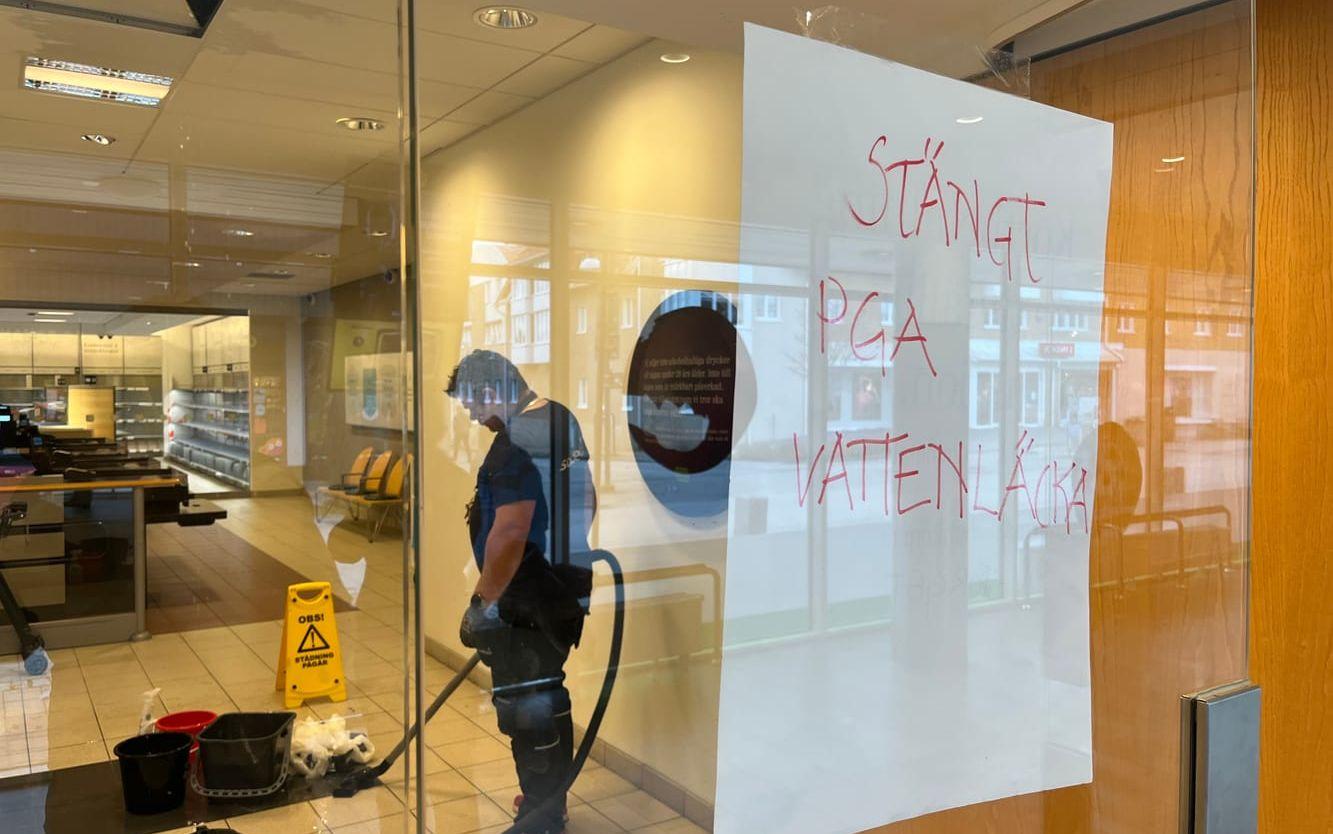 Systembolaget i Kinna tvingades stänga en dag för tidigt på grund av en vattenläcka.