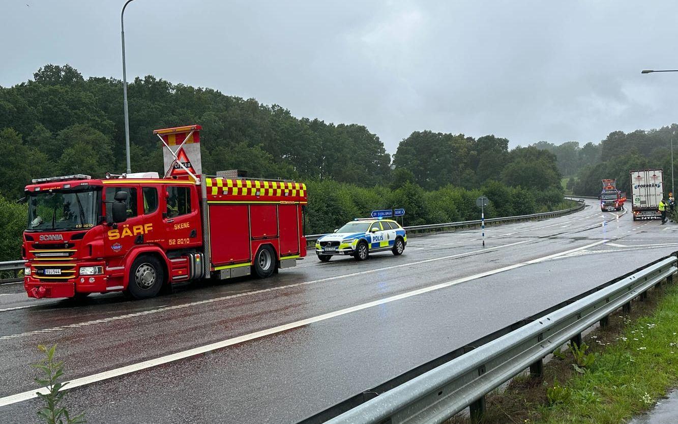 Olycka på 156:an. Personbil körde in i lastbilssläp.