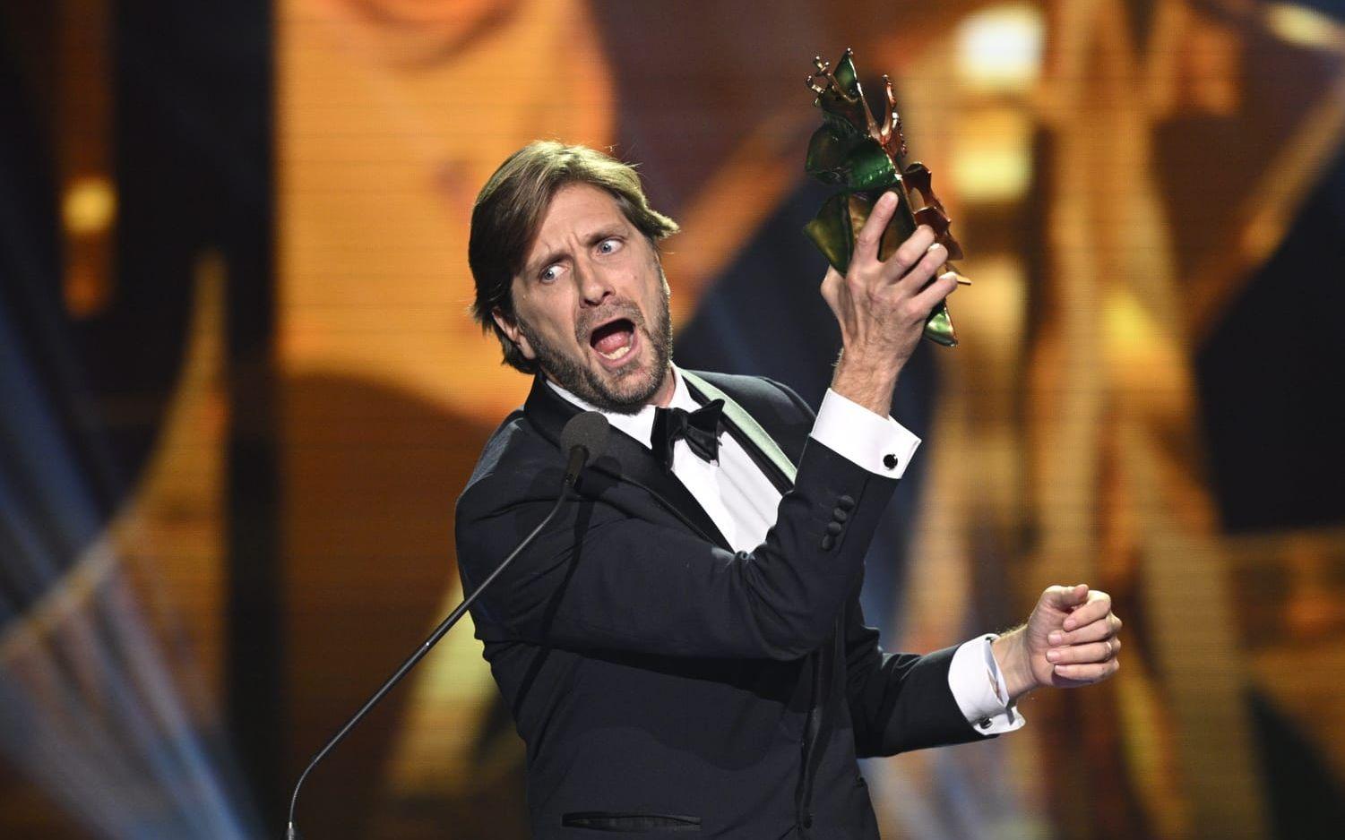 Ruben Östlund tar emot guldbaggen för bästa regi för filmen "Triangle of sadness" under Guldbaggegalan på Cirkus i Stockholm.