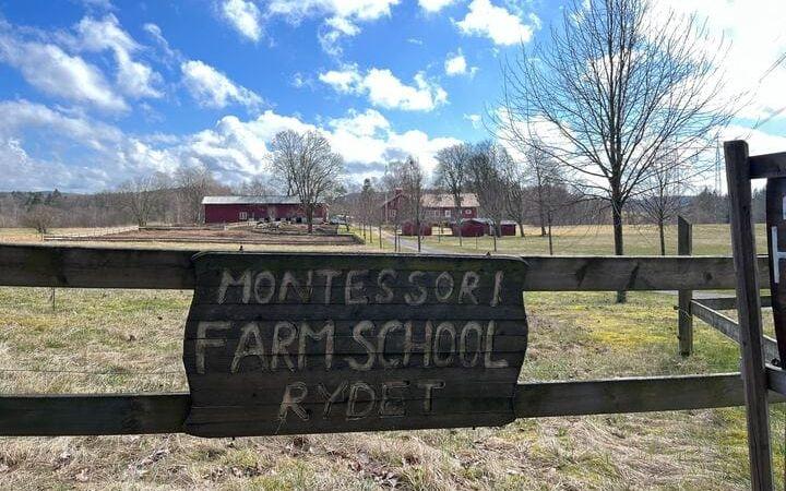 Montessori Centre for Work and Study utanför Sätila kallas även för Farm school. Den drivs av Montessoristiftelsen Lära för livet i Varberg.