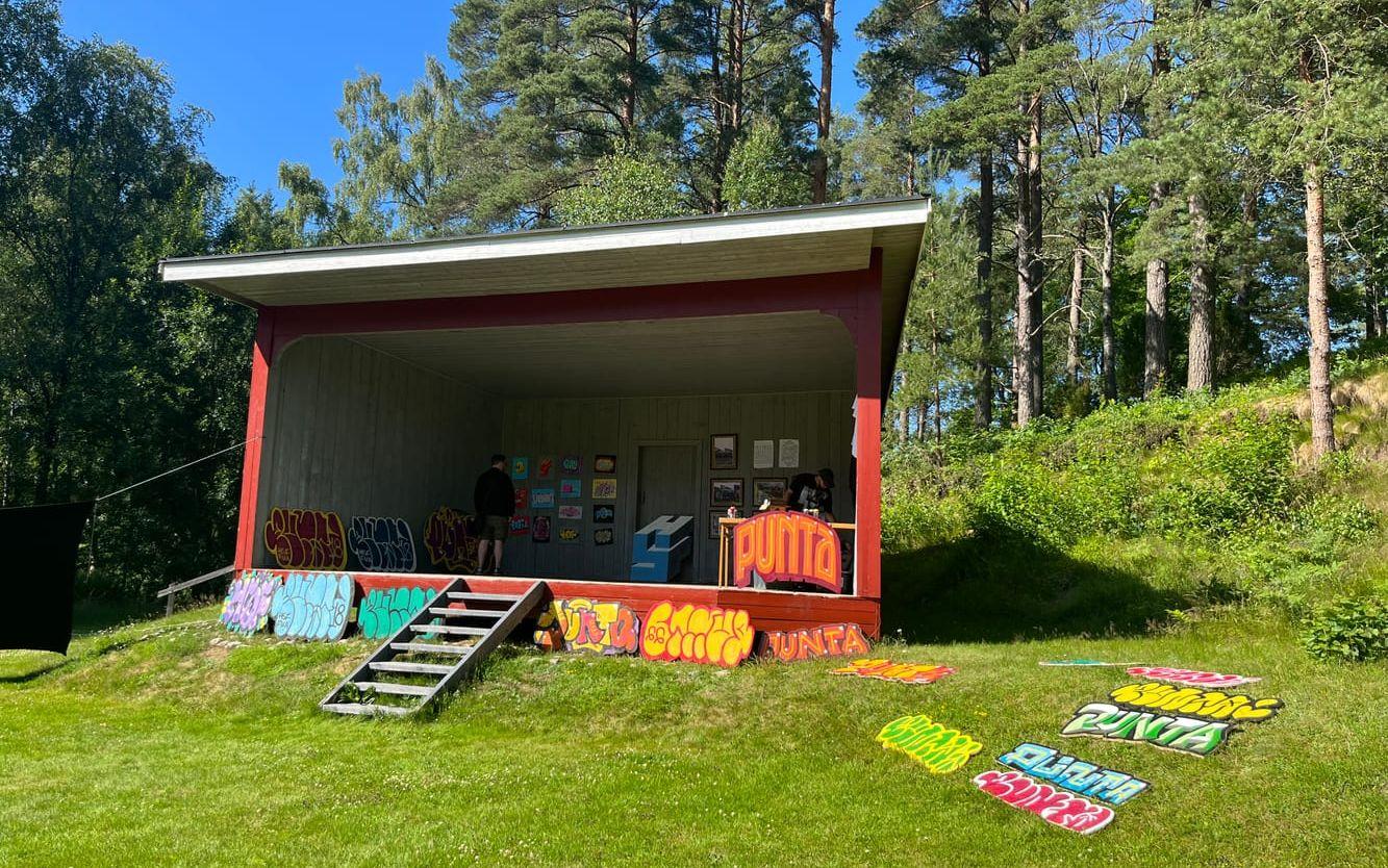 Konst som säljs under festivalen, tryggt under tak. 