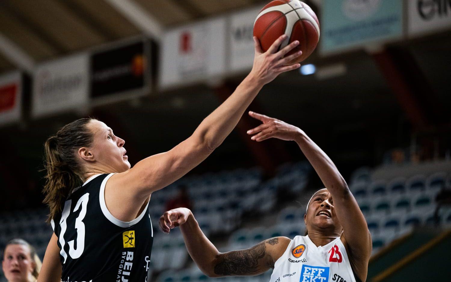 Sjuhärads Elin Ljungren och Marks Brooklyn Pannell under basketmatchen i damernas SBL mellan Sjuhärad och Mark den 30 november 2022 i Borås.