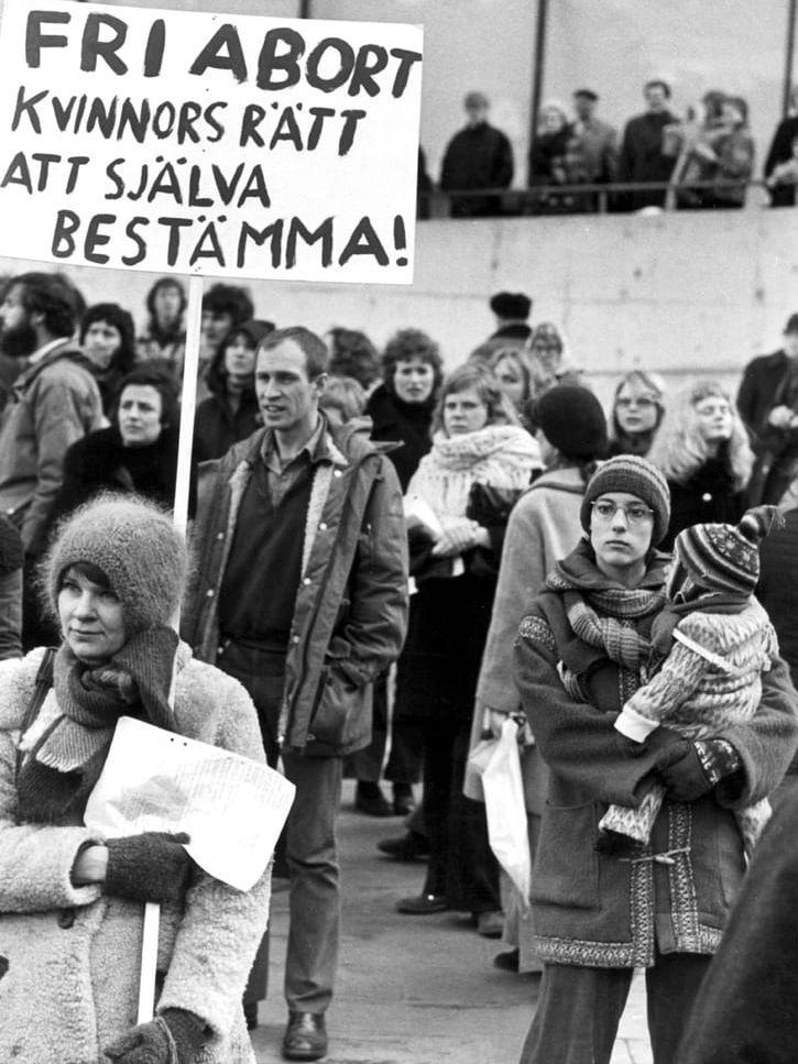 ”Fri abort. Kvinnors rätt att själva bestämma” stod det på ett annat plakat under den internationella kvinnodagen i Stockholm 1974. 