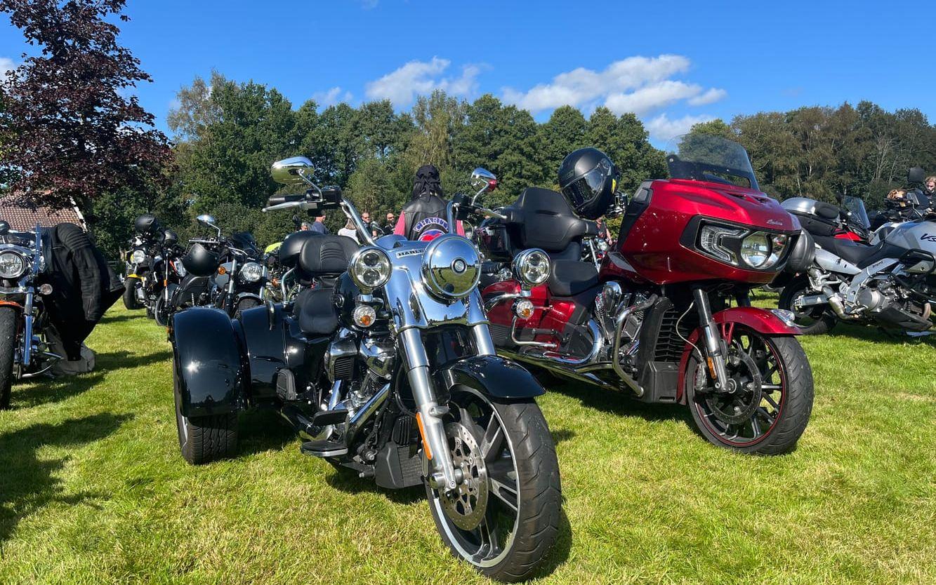 Hundratals motorcyklar rullade från Borås, genom Kinna för att landa vid Två Skyttlar i Örby. Anledningen var att samla in pengar till Barncancerfonden.