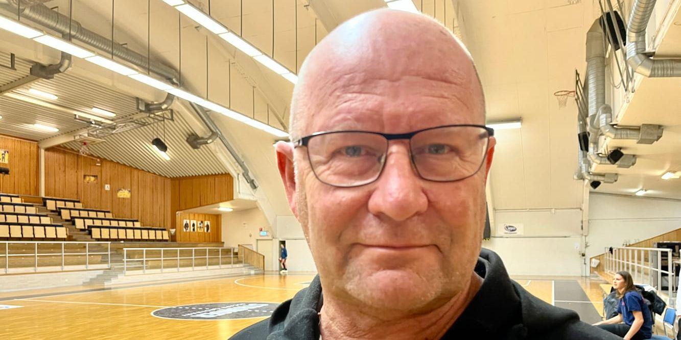 Frank Alm är coach för Mark basket.