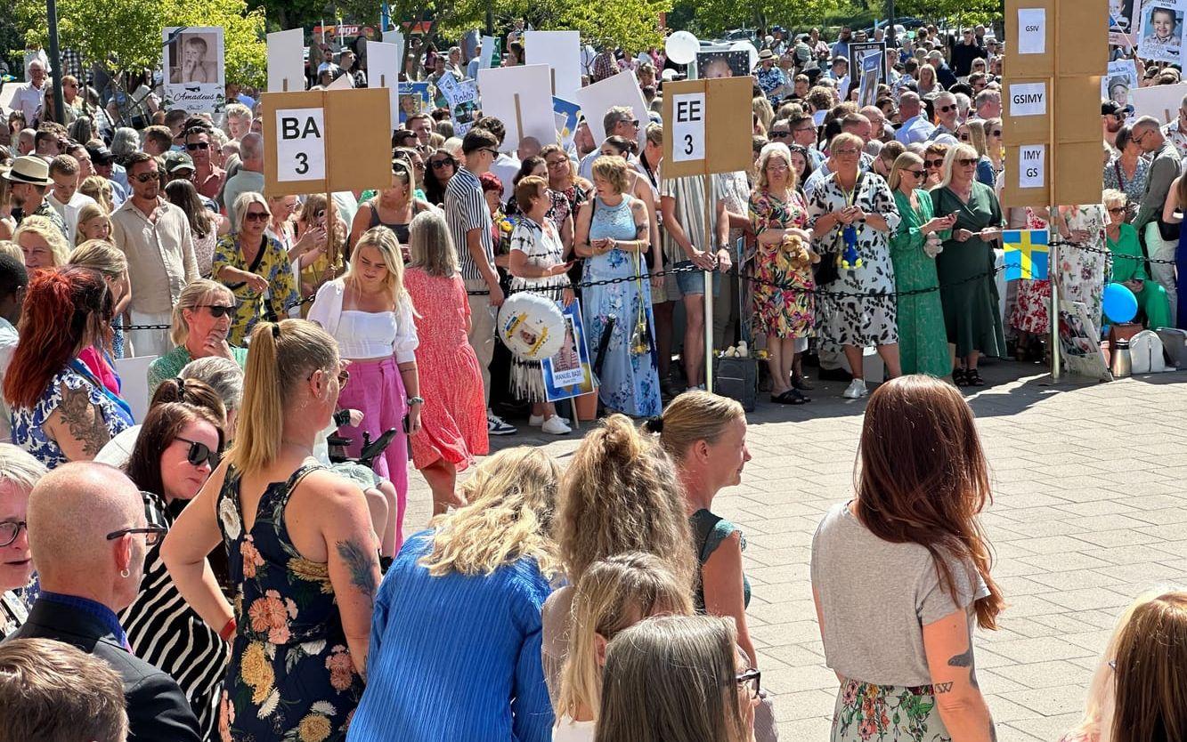 Familjer och närstående väntar med spänning.