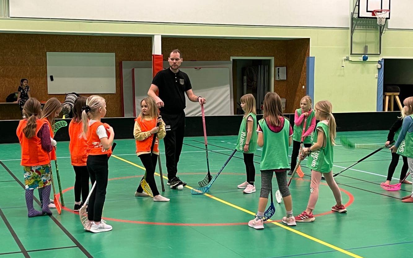 Tjejer i förskoleklass–och förstaklass på Öxabäcksskolan fick testa på innebandy. 