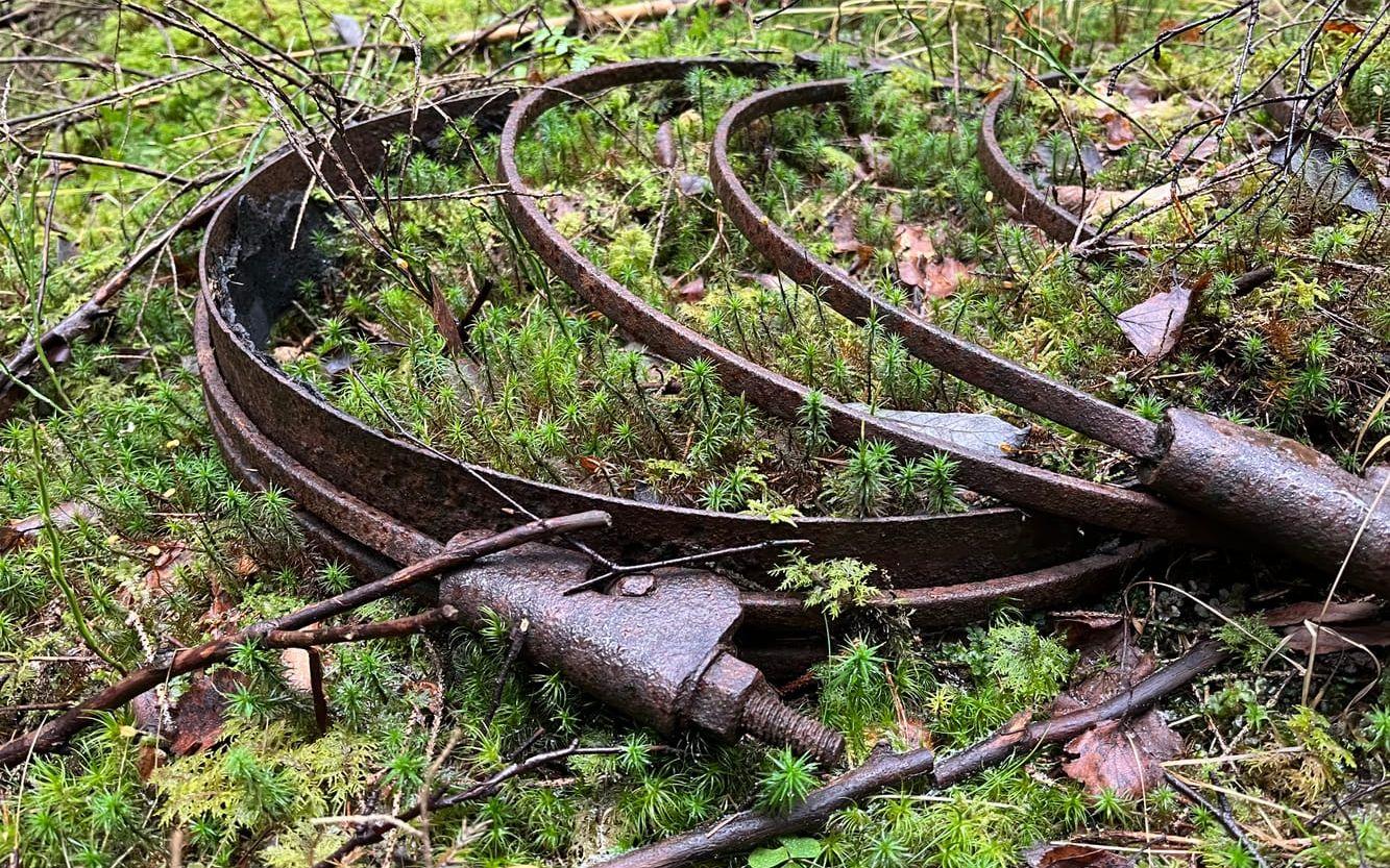 Metallringar som hållit ihop träröret.