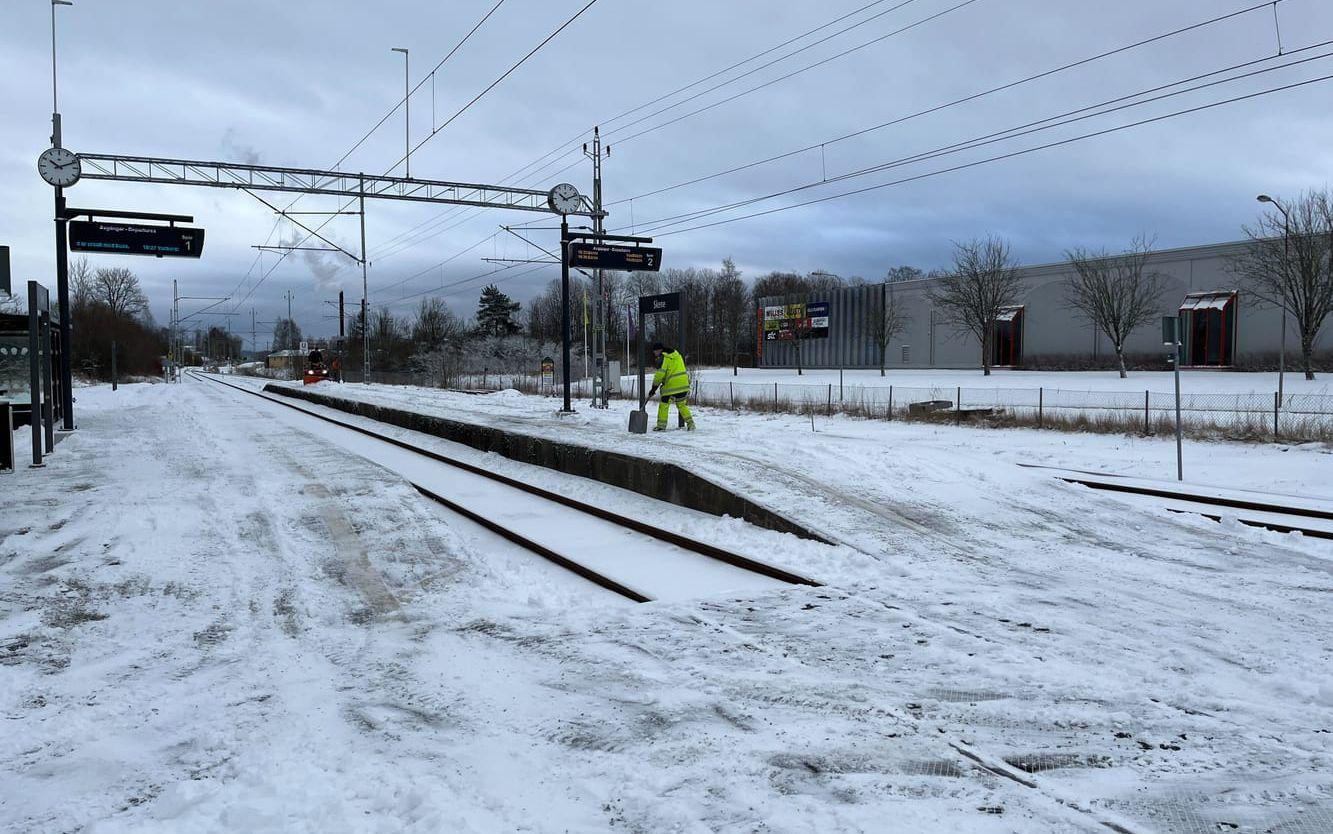 Snöröjning på Skene station.