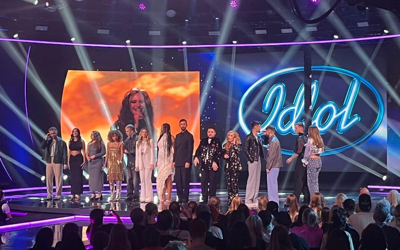 Idolerna och Saga Ludvigsson väntar på kvällens resultat fredagen den 6 oktober Idol TV4.