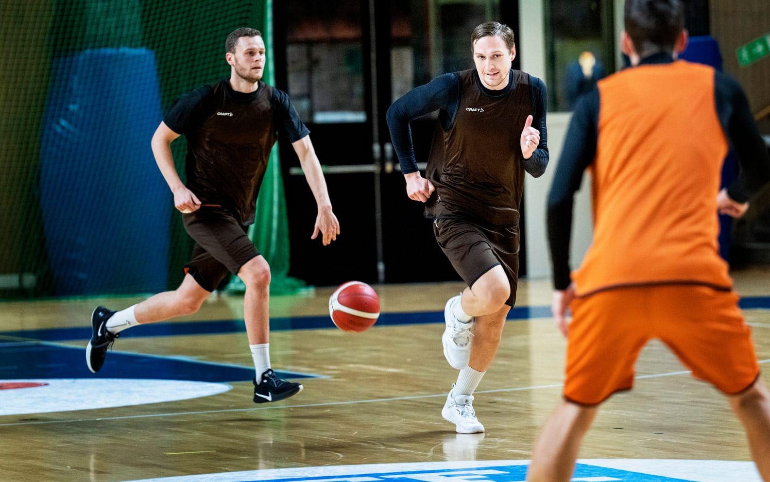 Simon Gunnarsson, en av tre spelare från Mark i Borås Basket.